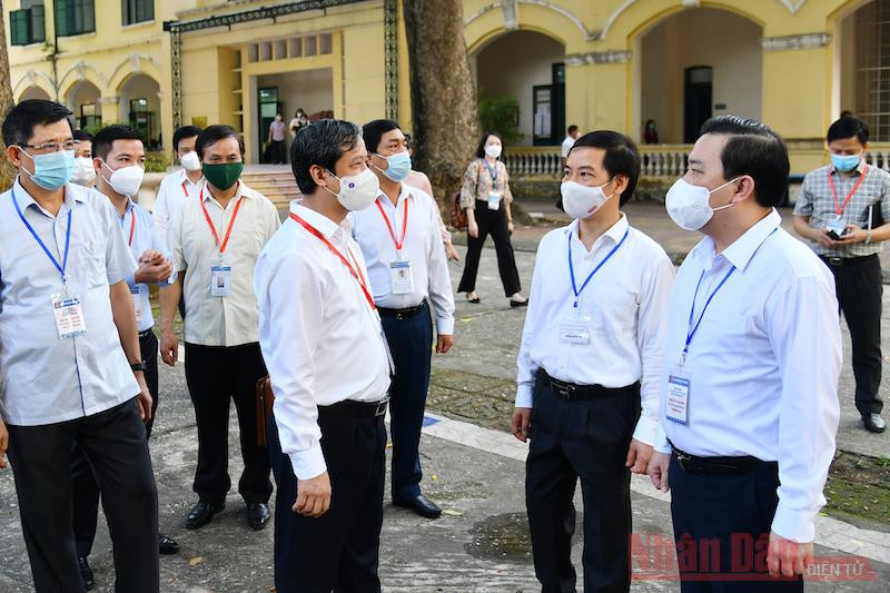 Bộ trưởng Giáo dục và Đào tạo Nguyễn Kim Sơn cùng đoàn công tác đến điểm thi Trường THPT Chu Văn An, Hà Nội, sáng 7/7. Ảnh: THUỶ NGUYÊN