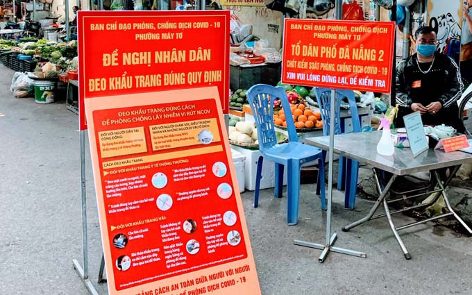 Yêu cầu người dân đeo khẩu trang tại các nơi công cộng.