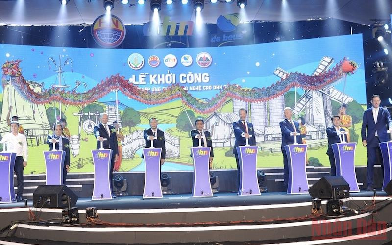 Các đại biểu tham dự lễ khởi công dự án.