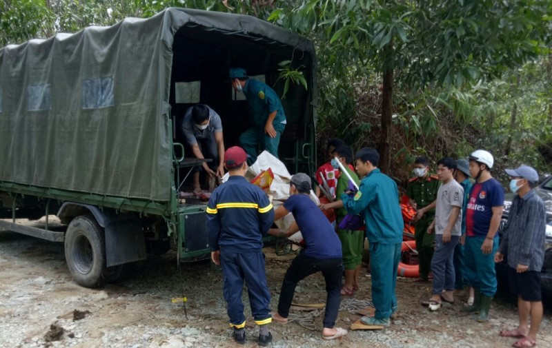 Đội cứu hộ chuyển thi thể một công nhân trong số các công nhân bị vùi lấp tại Thủy điện Rào Trăng 3. 