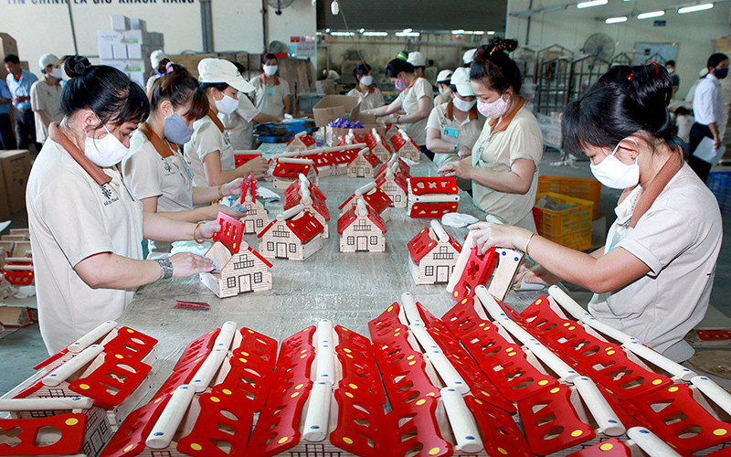 Sản xuất mặt hàng gỗ xuất khẩu tại Công ty cổ phần Chế biến gỗ Đức Thành (thành phố Hồ Chí Minh). Ảnh: Thanh Đức