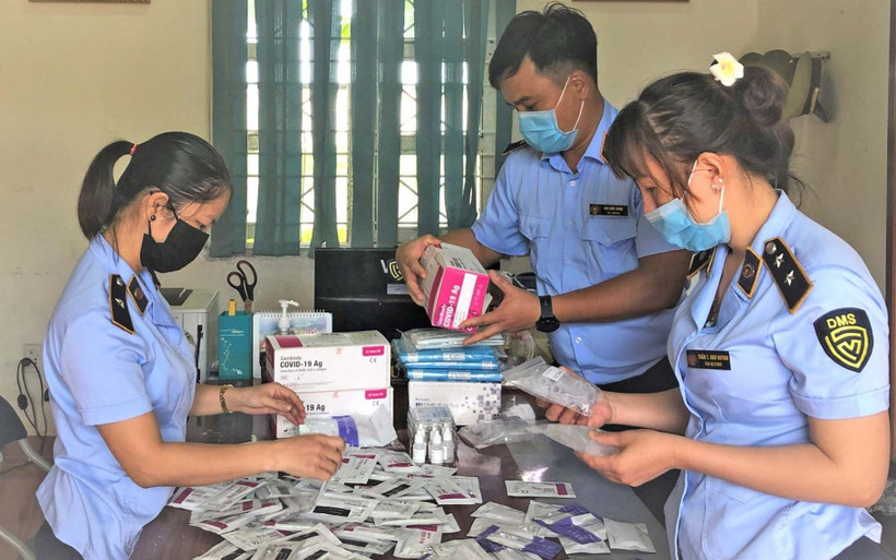 Lực lượng Quản lý thị trường thu giữ 100 bộ kit test nhanh Covid-19. (Ảnh: PHAN HOÀ). 