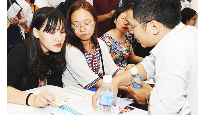 Ngày hội tuyển sinh - hướng nghiệp tại Trường đại học Kinh tế quốc dân (Hà Nội). Ảnh: HẢI BẮC