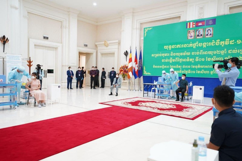 Lễ phát động chiến dịch tiêm chủng cho thanh, thiếu niên  tại Cung Hòa Bình, Phnom Penh. (Ảnh: Fresh News) 