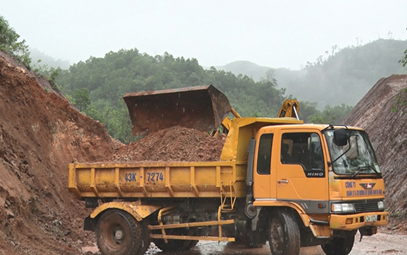 Huy động phương tiện khắc phục sạt lở đất lấp đường.