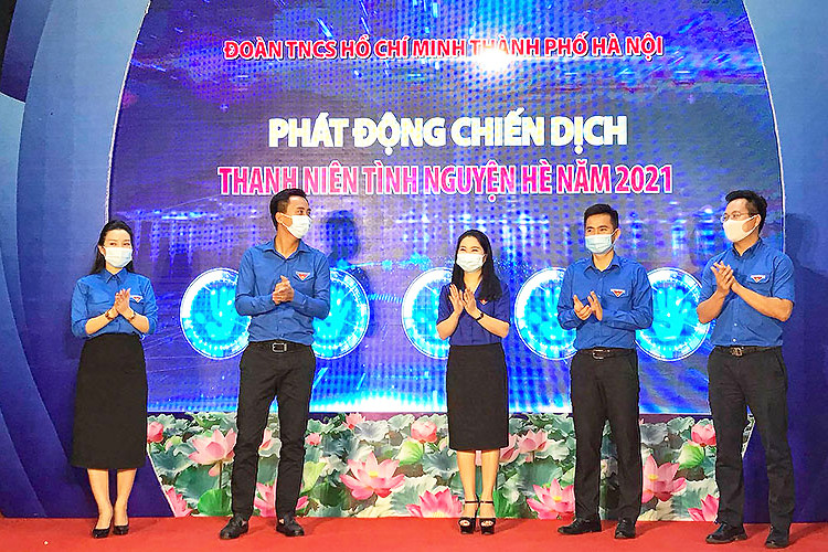 Các đồng chí Bí thư, Phó Bí thư Thường trực, Phó Bí thư Thành đoàn Hà Nội phát động trực tuyến Chiến dịch “Thanh niên tình nguyện hè” 2021.