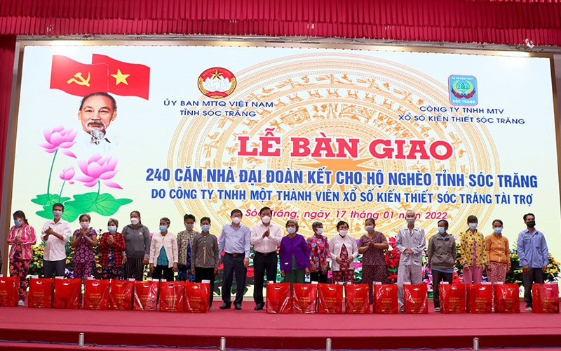 Tặng quà cho hộ nghèo được nhận nhà đón Tết Nhâm Dần.