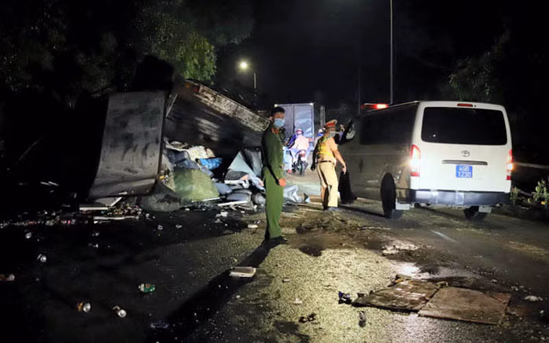 Xe tải lật ngửa hư hỏng nặng