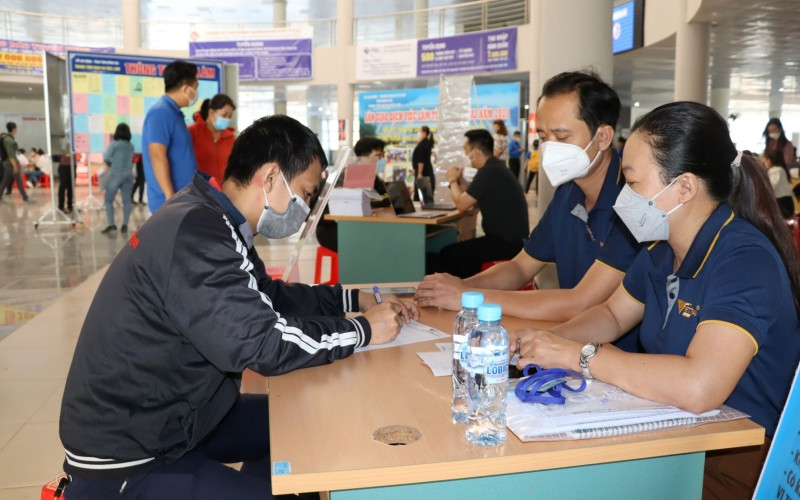 Anh Nguyễn Hoàng Hiệp (bên trái) đăng ký thông tin với nhà tuyển dụng.