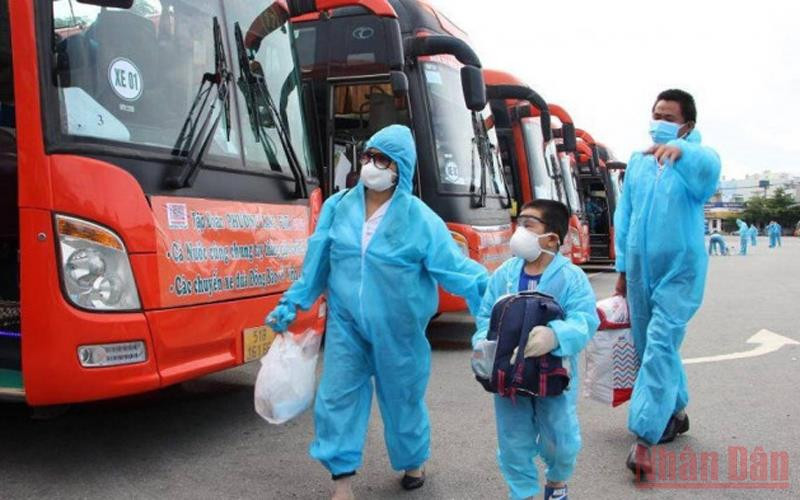 Hành khách ra bến đi xe khách liên tỉnh. (Ảnh minh họa: Bộ GTVT cung cấp)