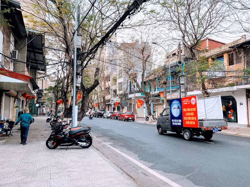 Đường phố Hải Phòng vắng vẻ trong ngày thực hiện giãn cách xã hội.