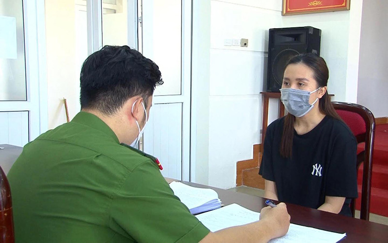 Nguyễn Thị Vân Anh là một trong ba đối tượng bị Công an quận Nam Từ Liêm (Hà Nội) khởi tố và tạm giam để điều tra về tội cho vay nặng lãi trong giao dịch dân sự.
