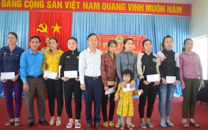 Lãnh đạo Công đoàn Tổng Công ty Điện lực Dầu khí Việt Nam và Liên đoàn Lao động tỉnh Quảng Ngãi trao quà cho đoàn viên Nghiệp đoàn nghề cá xã Bình Châu.