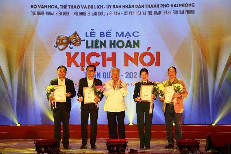 Trao giải cho các thành phần sáng tạo xuất sắc tại Liên hoan Kịch nói toàn quốc-2021 diễn ra tại Hải Phòng. (Ảnh: Cục Nghệ thuật biểu diễn)