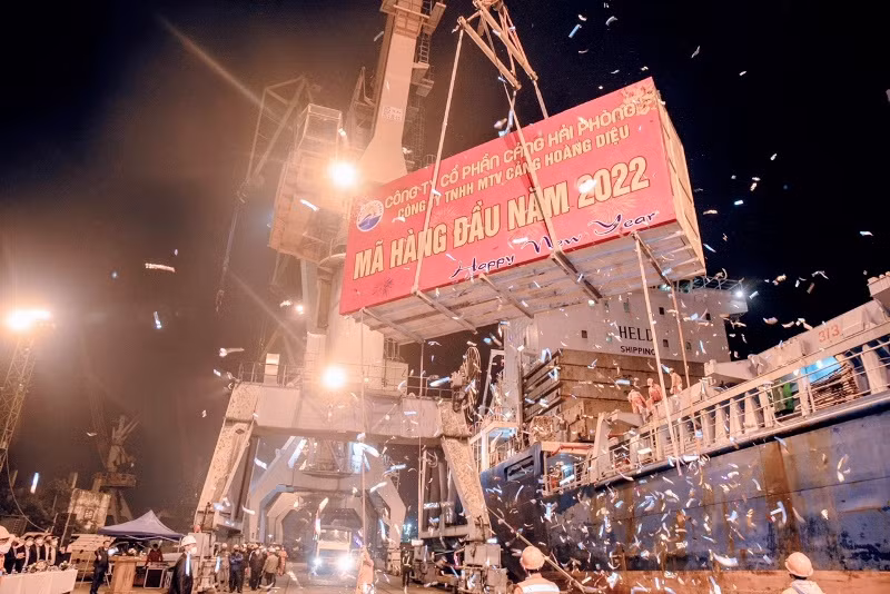 Xếp dỡ mã hàng đầu năm tại Cảng Hoàng Diệu.