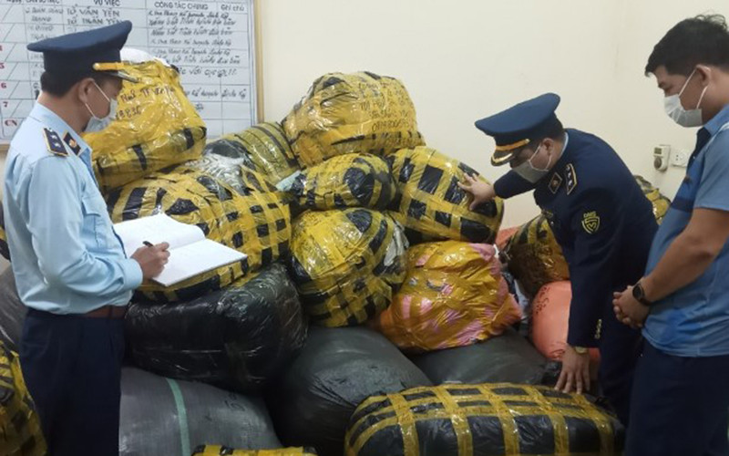 Lực lượng quản lý thị trường Yên Bái kiểm tra hàng hóa. (Ảnh: Bộ Công thương)