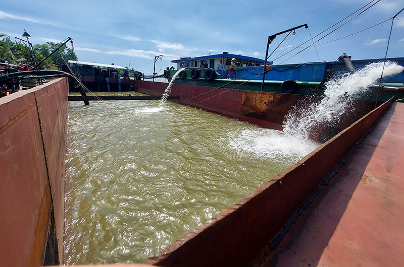 Công ty Cổ phần Cấp thoát nước Bến Tre vận chuyển nước từ thượng nguồn về để xử lý trong mùa hạn mặn.