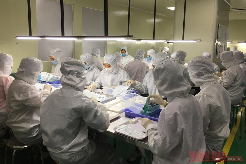 Nhà máy sản xuất test nhanh kháng nguyên Trueline Covid-19 Ag Rapid Test của công ty TNHH Medicon đang nâng công suất tối đa để đáp ứng nhu cầu truy vết Covid-19 ở nhiều địa phương trong cả nước.