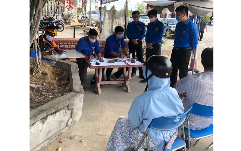 Lực lượng chức năng Cà Mau lấy thông tin điều tra dịch tễ các trường hợp tiếp xúc gần với đối tượng nghi ngờ.