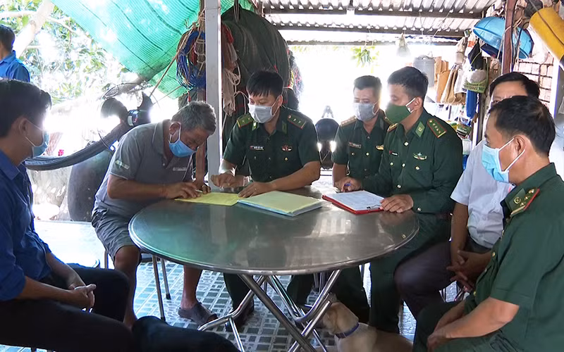 Người dân tỉnh Sóc Trăng ký cam kết thực hiện phong trào Toàn dân tham gia phòng, chống dịch Covid-19 và xuất, nhập cảnh trái phép.