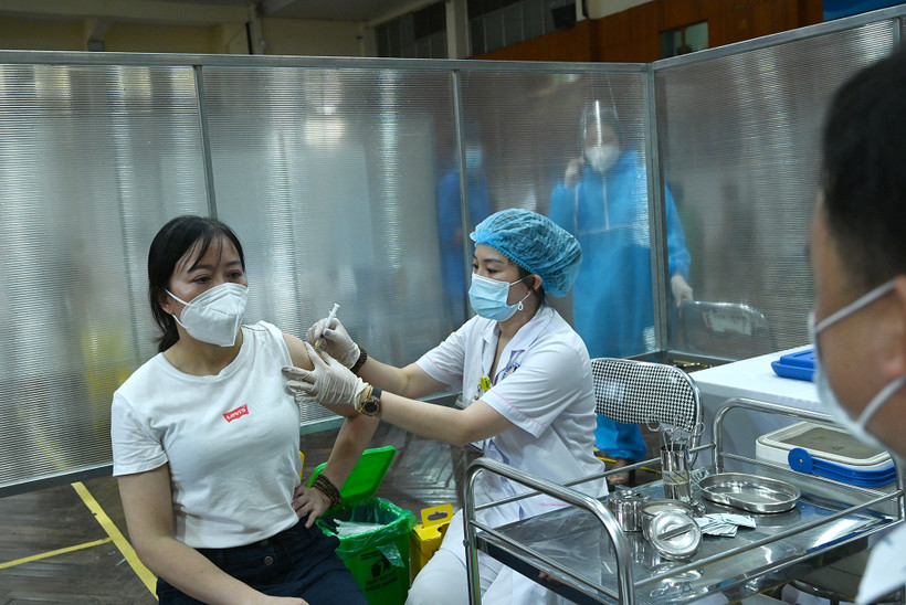 Người dân quận Ðống Ða tiêm vắc-xin tại điểm tiêm nhà thi đấu Trịnh Hoài Ðức (Hà Nội). Ảnh: ÐĂNG ANH