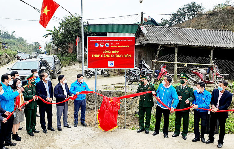 Ủy viên Trung ương Đảng, Bí thư thứ nhất Trung ương Đoàn Nguyễn Anh Tuấn (thứ 6 từ phải sang) và đại diện các cơ quan liên quan khánh thành công trình thanh niên “Thắp sáng đường biên”.