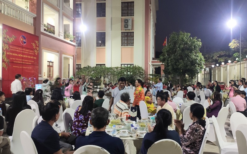 Bà con gốc Việt tại Campuchia tham dự liên hoan mừng Đảng, mừng xuân 2021.