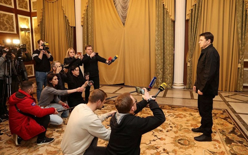 Cố vấn Tổng thống Ukraine Mykhailo Podolyak phát biểu sau cuộc hội đàm với phái đoàn Nga tại khu vực Gomel, Belarus, ngày 28/2/2022. (Ảnh: BelTA/Reuters)