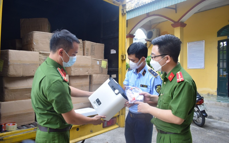 Phòng Cảnh sát Kinh tế, Công an tỉnh Hưng Yên bàn giao lô hàng máy tạo oxy không rõ nguồn gốc cho Đội Quản lý thị trường số 5, Cục quản lý thị trường tỉnh Hưng Yên.