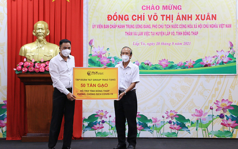 T&T Group ủng hộ Đồng Tháp thêm 50 tấn gạo để hỗ trợ người dân trên địa bàn tỉnh sớm vượt qua giai đoạn khó khăn do ảnh hưởng của dịch bệnh.