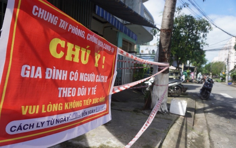 Các nhà cách ly được chăng dây mềm và dán bảng thông báo.
