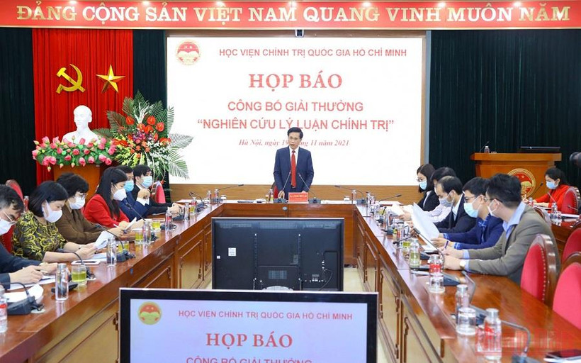 Họp báo công bố Giải thưởng “Nghiên cứu lý luận chính trị”. (Ảnh: HOÀNG LÂM) 