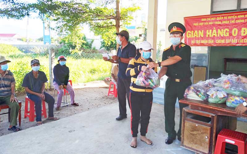 “Gian hàng 0 đồng” của huyện Ninh Hải, tỉnh Ninh Thuận tổ chức các chuyến lưu động xuống các xã để cấp phát miễn phí cho người dân nghèo.
