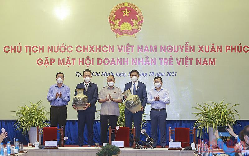 Chủ tịch nước Nguyễn Xuân Phúc gặp mặt Hội Doanh nhân trẻ Việt Nam vào tháng 10/2021.