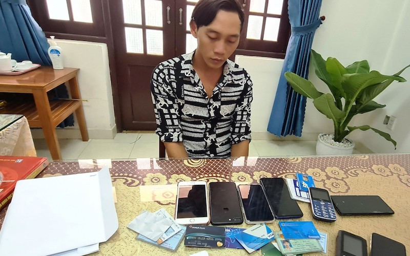 Đối tượng Nguyễn Văn Phúc cùng với tang vật gây án.