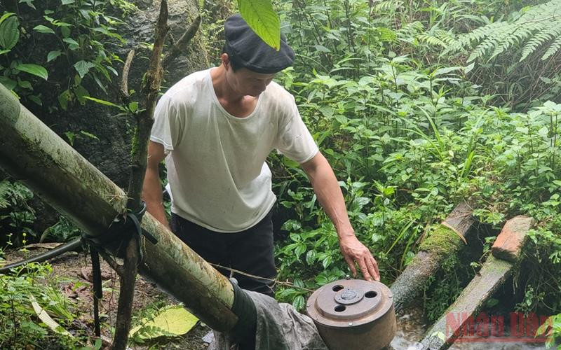 Ông Lý Văn Toàn, thôn Xà Phìn, xã Phương Tiến, huyện Vị Xuyên (Hà Giang) sửa thiết bị điện nước mini của gia đình.