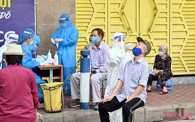 Xét nghiệm Covid-19 cho người dân Hà Nội. (Ảnh: DUY LINH)