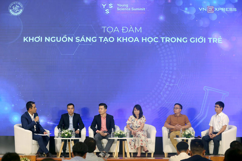 Các đại biểu tham gia tọa đàm.