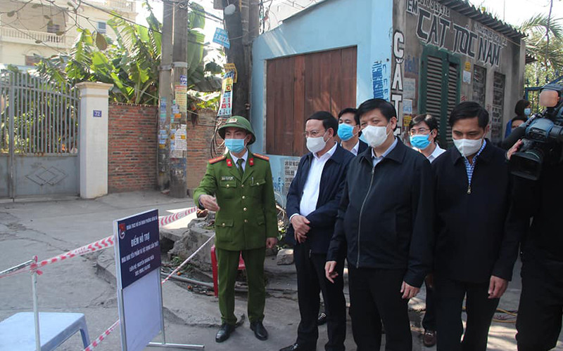 GS, TS Nguyễn Thanh Long động viên các cán bộ y tế tuyến đầu chống dịch.