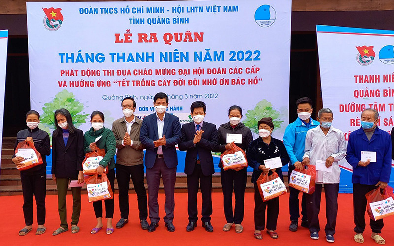 Các đại biểu tặng quà cho gia đình chính sách tại thị xã Ba Đồn.