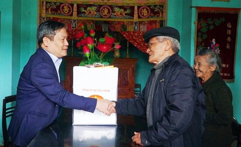 Bí thư Tỉnh ủy Quảng Bình Vũ Đại Thắng thăm, chúc Tết nhà báo lão thành Trần Quốc Vinh, nguyên Vụ trưởng Vụ Tổ chức cán bộ, Báo Nhân Dân.