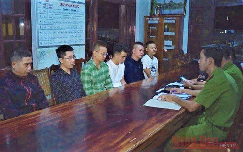 Các đối tượng hoạt động ‘tín dụng đen” tại cơ quan công an.