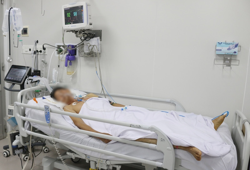 Bệnh nhân N.N.D. vẫn phải thở máy, sức cơ yếu.