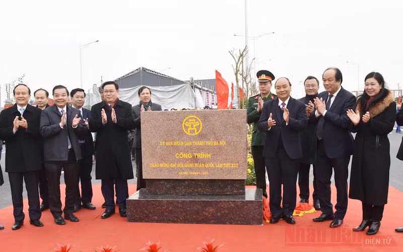 Thủ tướng Nguyễn Xuân Phúc cùng lãnh đạo TP Hà Nội, các bộ, ngành thực hiện nghi thức gắn biển "Công trình chào mừng Đại hội Đảng toàn quốc lần thứ XIII". (Ảnh: TRẦN HẢI)
