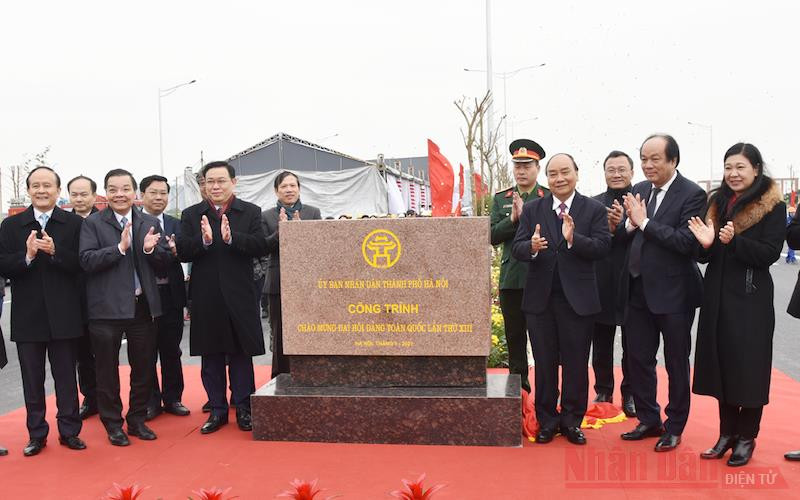 Thủ tướng Nguyễn Xuân Phúc cùng lãnh đạo TP Hà Nội, các bộ, ngành thực hiện nghi thức gắn biển "Công trình chào mừng Đại hội Đảng toàn quốc lần thứ XIII". (Ảnh: TRẦN HẢI)