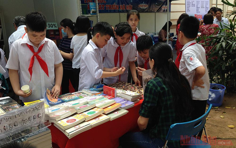 Các em nhỏ hào hứng tham gia nhiều hoạt động tại Ngày hội sách ở Thư viện Quốc gia năm 2017.