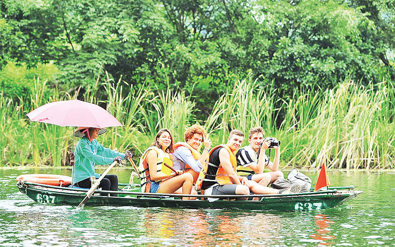 Du khách quốc tế tham quan Khu du lịch Tràng An, Ninh Bình thời điểm chưa có dịch. Ảnh: MINH ĐỨC