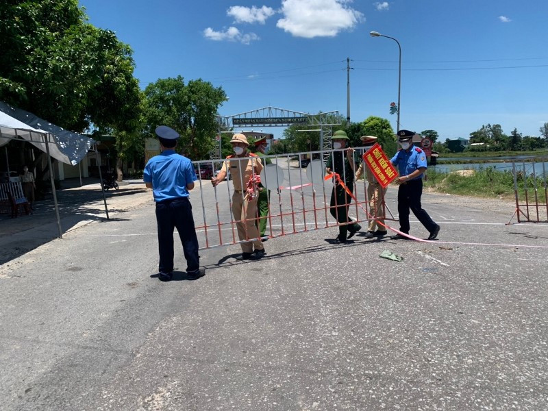 Lực lượng chức năng dỡ chốt phong tỏa ở các cửa ngõ ra vào TP Hà Tĩnh. 