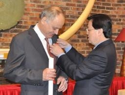 Đại sứ Dương Chí Dũng trao Huân chương cho ông Jean-Marc Olivé.