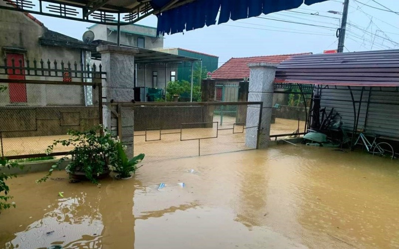 Nước lũ lên nhanh, đến sáng nay đã làm ngập hơn 1.300 ngôi nhà tại huyện Lệ Thủy (Quảng Bình).